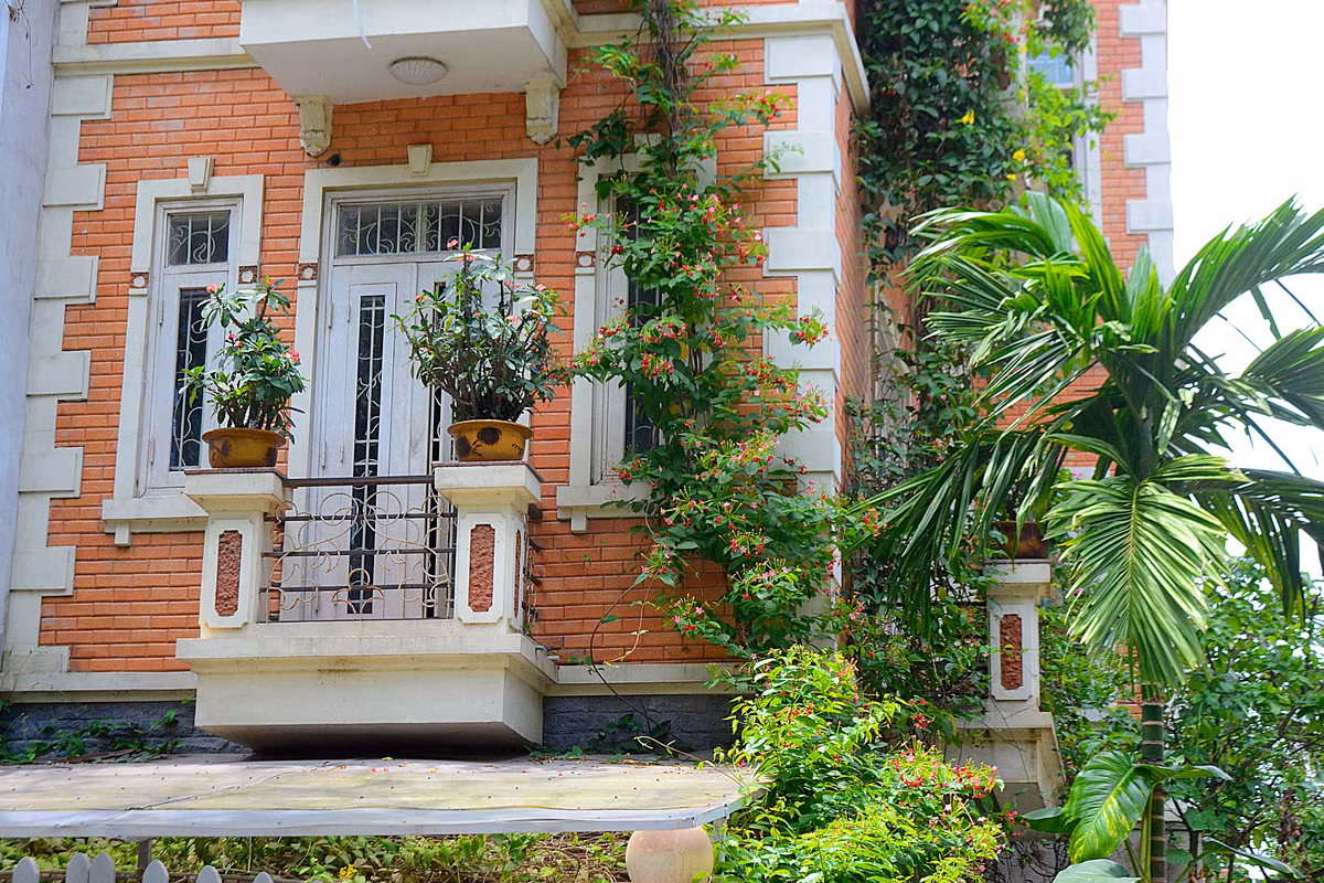 Trên các ban công tòa biệt thự, chủ nhà còn làm giàn để có chỗ cho các loại dây leo bám lên.