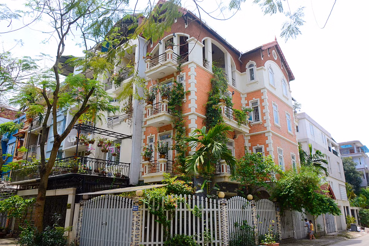 Có vị trí tuyệt đẹp khi gần hồ Văn Quán, ngôi biệt thự tại KĐT Văn Quán (Hà Đông, Hà Nội) phủ kín cây xanh dưới đây được thiết kế vô cùng độc đáo từ đường đi vào nhà, mặt tiền căn nhà, từng ô cửa đến sân thượng.