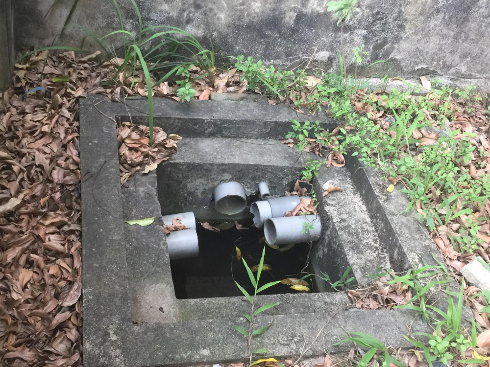 Hàng chục các ống cống không được che đậy, gây mất an toàn cho người dân
