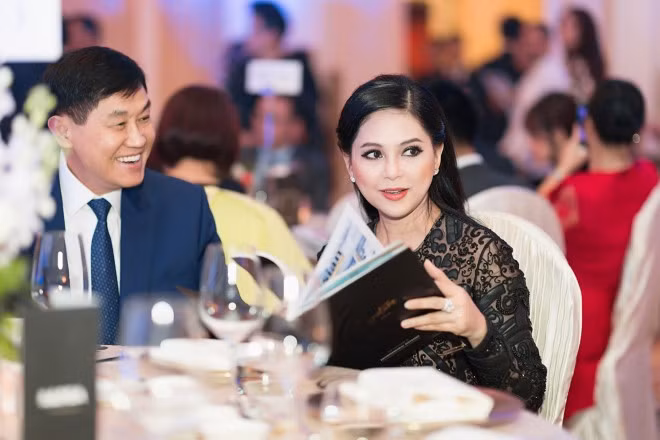 Trước khi trở thành doanh nhân, bà Thủy Tiên từng là diễn viên nổi tiếng một thời của thập niên 90 với bộ phim "Vị đắng tình yêu". Bà Tiên chỉ tham gia kinh doanh cùng chồng từ năm 1995 với vị trí Tổng giám đốc siêu thị Miền Đông và Bình Dân cùng chuỗi siêu thị miễn thuế tại Mộc Bài, Lào Cai, Dinh Bà và Tịnh Biên. Ảnh: thethaovanhoa.vn.