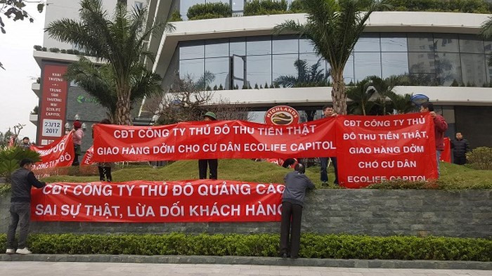 Trước đó, vào dịp gần Tết nguyên đán 2018 vừa qua, chủ đầu tư dự án Ecolife Capitol từng bị nhiều cư dân căng băng rôn "tố" diện tích căn hộ không đủ so với hợp đồng, tự ý thay đổi các thiết bị nội thất nhằm giảm chi phí đầu tư...