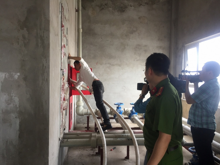 Theo đúng quy định, khu vực này phải được ngăn bằng các vật liệu chống cháy. Nếu chủ đầu tư sử dụng các vật liệu khác phải được kiểm định của cơ quan có thẩm quyền. Ảnh: KTĐT.