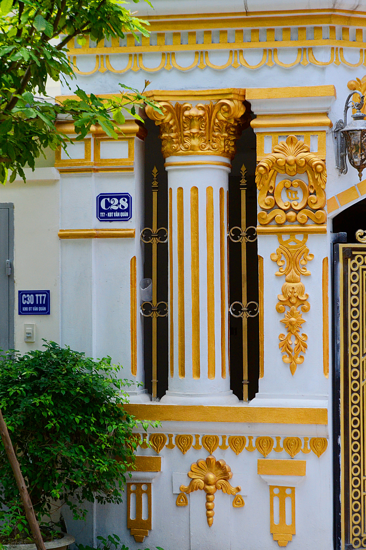 Chúng được đắp, sơn mạ vàng kỳ công.