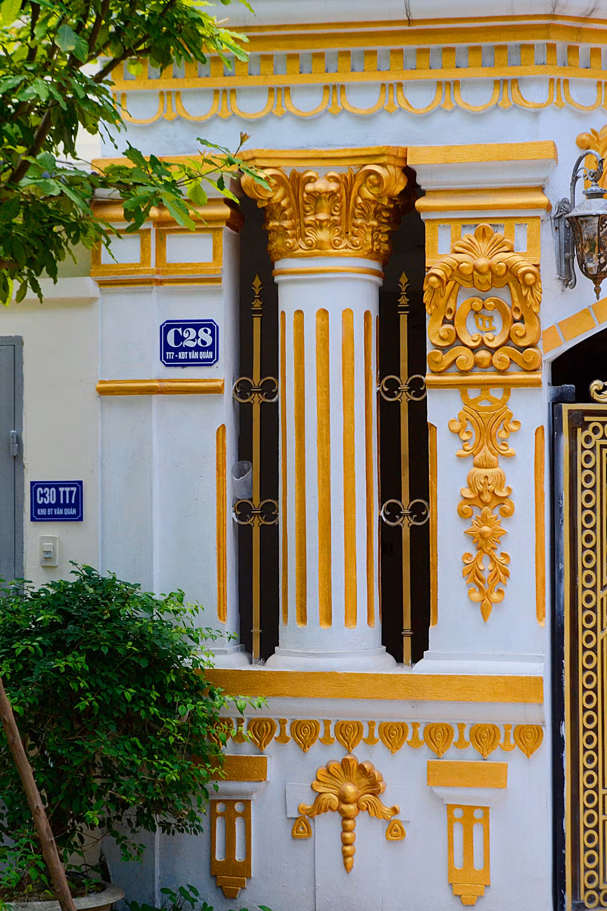 Chúng được đắp, sơn mạ vàng kỳ công.