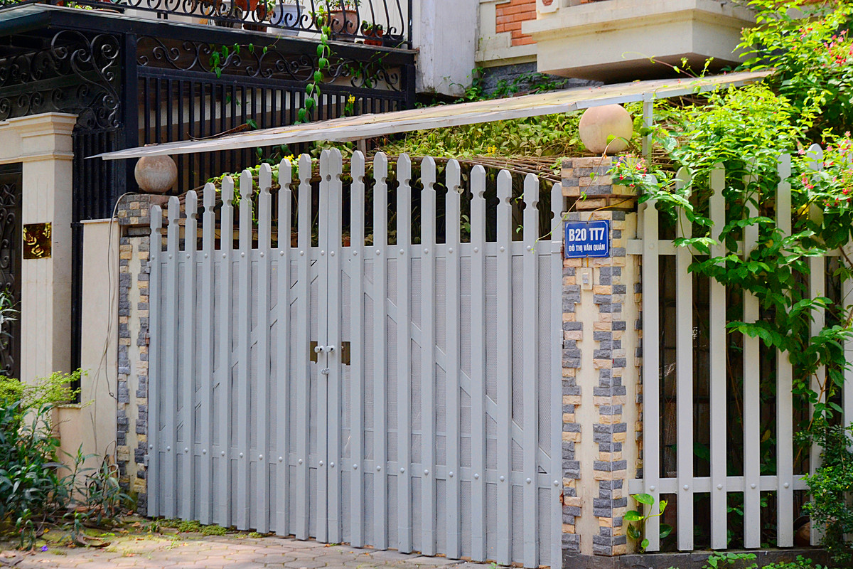 Hàng rào cây hoa giun phủ kín cổng nhà vừa đem tới màu xanh dịu mát vừa đảm bảo sự kín đáo, riêng tư cho ngôi nhà.