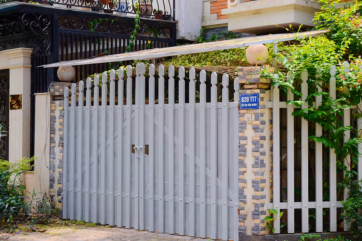 Hàng rào cây hoa giun phủ kín cổng nhà vừa đem tới màu xanh dịu mát vừa đảm bảo sự kín đáo, riêng tư cho ngôi nhà.