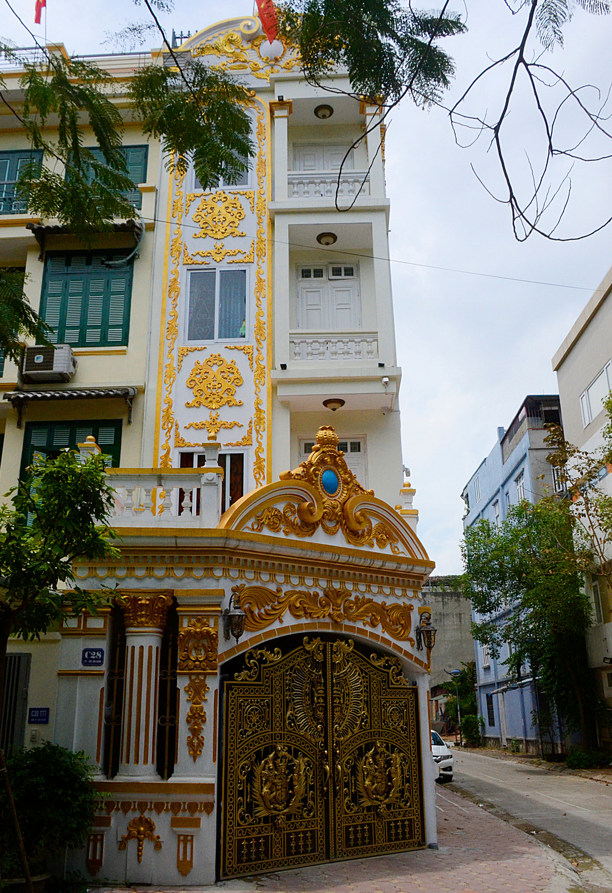 Toàn bộ mặt tiền của căn biệt thự được gia chủ sơn trắng, làm nổi các chi tiết gờ phào, họa tiết ban công, kính các ô cửa.