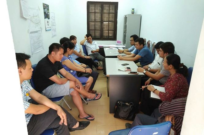 Theo Giadinh.net.vn, đại diện cư dân và ban quản lý cụm chung cư CT3A - CT3B (Văn Quán, Hà Đông) đã có buổi làm việc với Công ty nước sạch Hà Đông về việc mất nước sinh hoạt từ ngày 8/5 đến ngày 12/5. Ảnh: Tiền Phong.