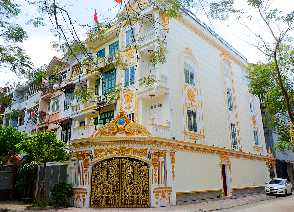 Căn biệt thự trắng phủ vàng này sở hữu hai mặt tiền rộng rãi tại Khu đô thị Văn Quán, Hà Đông, Hà Nội.
