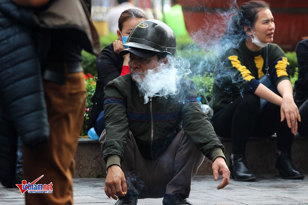 Hút thuốc lá gây ra nhiều bệnh tật nhưng nhiều người vẫn bất chấp. Ảnh: Đoàn Bổng