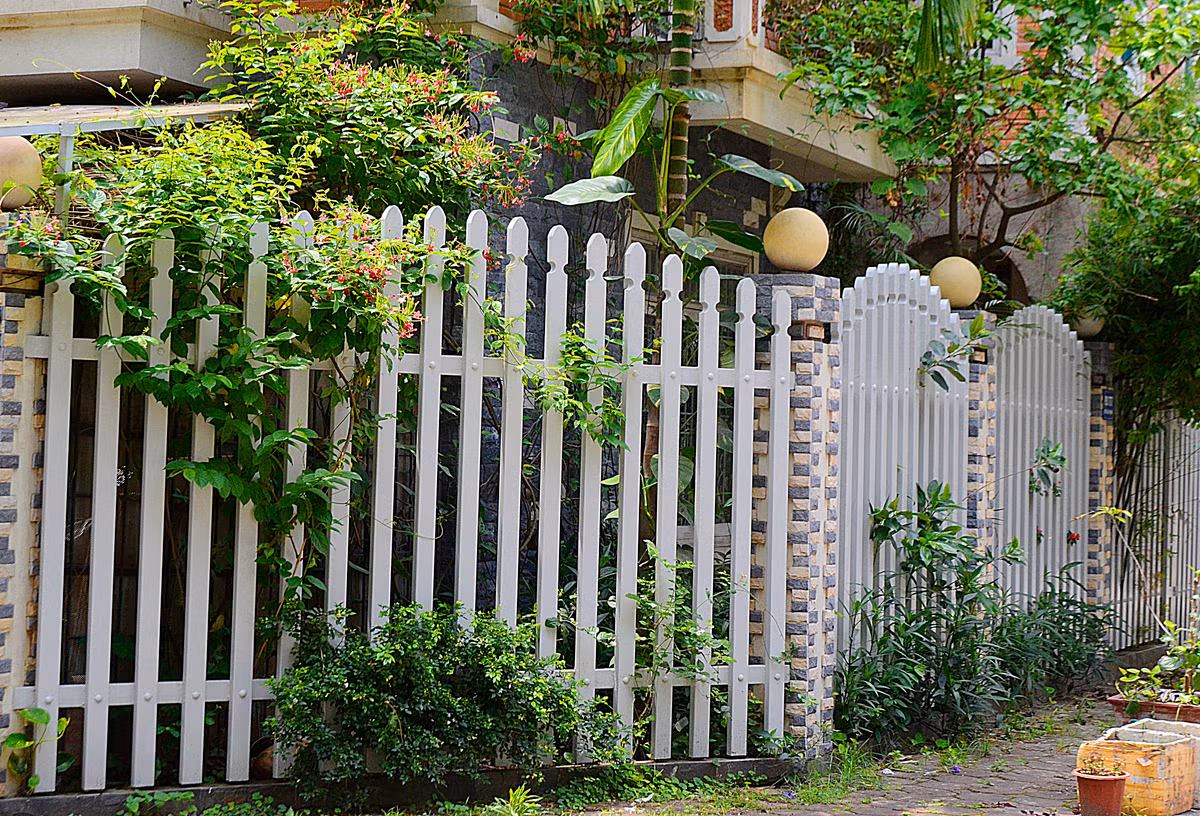 Sự kết hợp giữa rào thưa và cây xanh đem tới nét đẹp mộc mạc cho ngôi nhà, tạo phong cách khác biệt so với các ngôi nhà xung quanh.