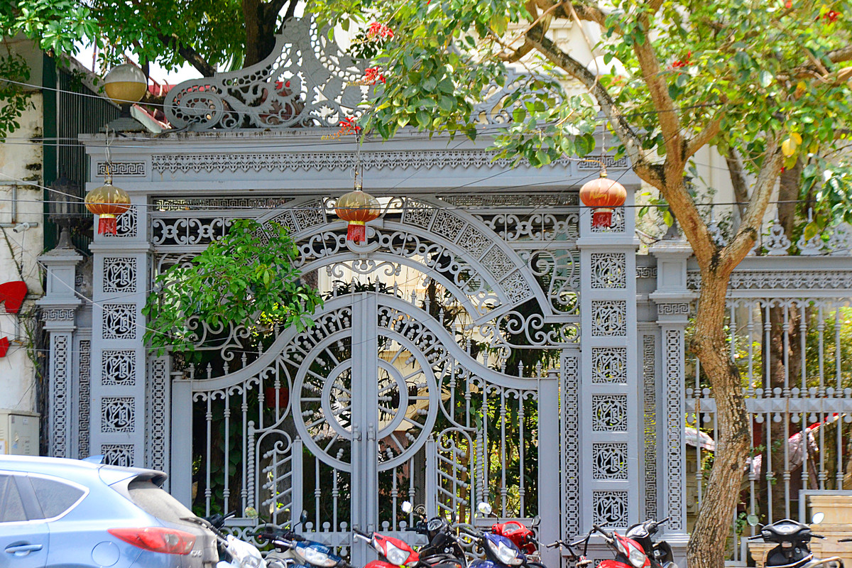 Hai cánh cổng màu xám, nhiều hoa văn kết hợp với nhau hài hòa tạo nên dáng vẻ bề thế mà vẫn trang nhã của ngôi nhà.