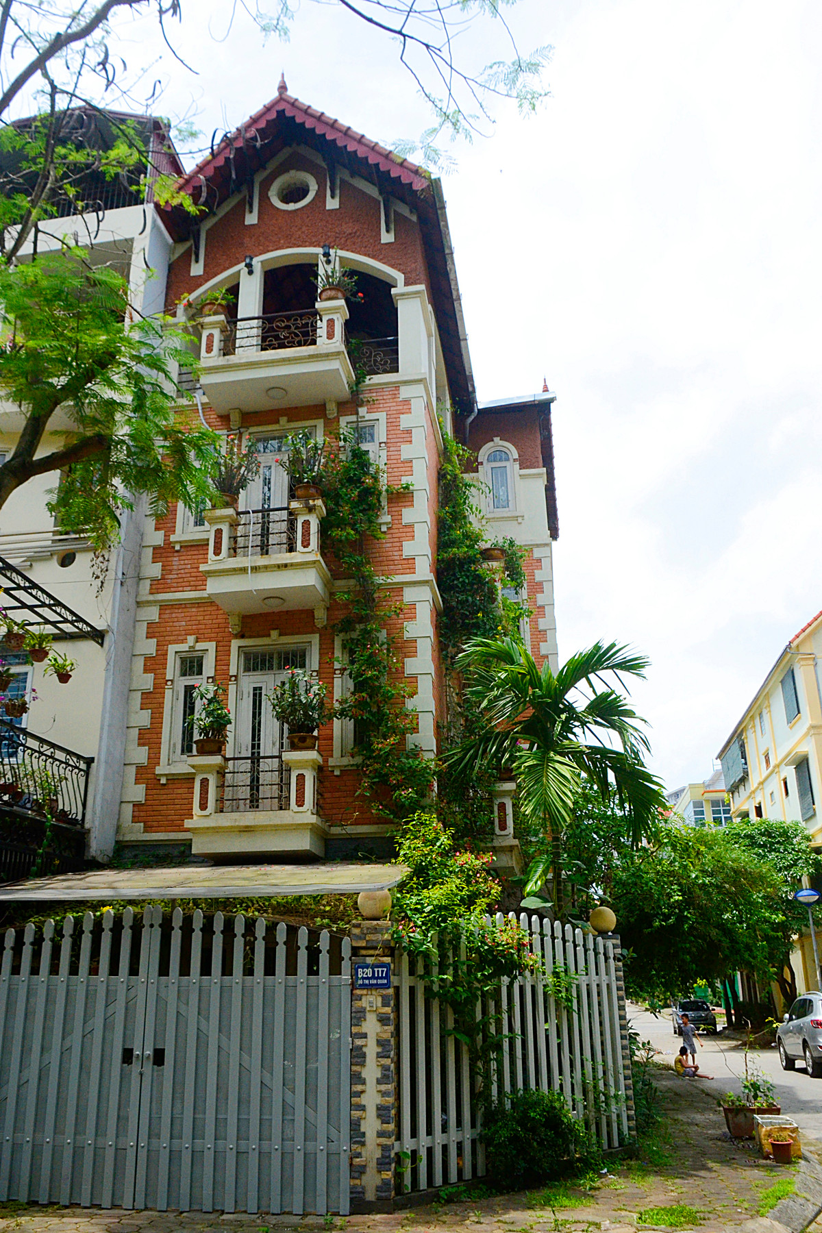 Căn biệt thự hai mặt tiền mang vẻ hài hòa nhẹ nhàng, mướt mắt nhờ những vườn cây xanh và dây leo tươi tốt.