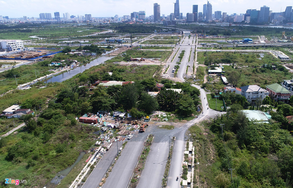 Trước đó, ngôi vị “đường đắt nhất hành tinh” thuộc về đoạn Xã Đàn - Hoàng Cầu (Hà Nội) với chiều dài 547 m, chi phí 700 tỷ đồng (1.300 tỷ đồng/km). Tuy nhiên trong 700 tỷ đồng này, chỉ có 53 tỷ đồng cho việc xây dựng đường, còn lại là chi phí giải phóng mặt bằng. Như vậy, chi phí xây dựng chỉ là 97 tỷ đồng/km. Ảnh: Zing.