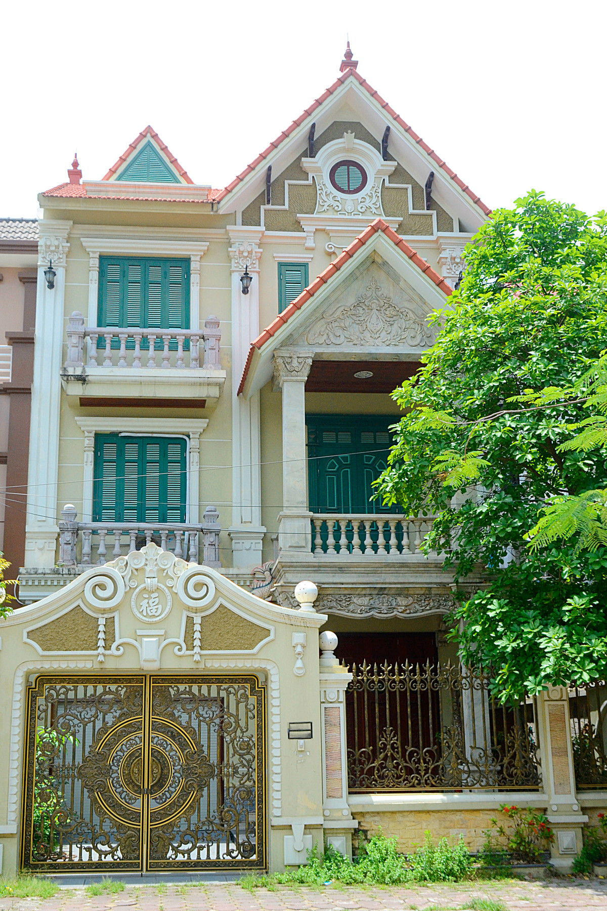 Căn nhà phố hiện đại được thiết kế 3 tầng có bề ngoài đơn sơ giản dị này nằm trong khu đô thị Văn Quán, Hà Đông, Hà Nội.