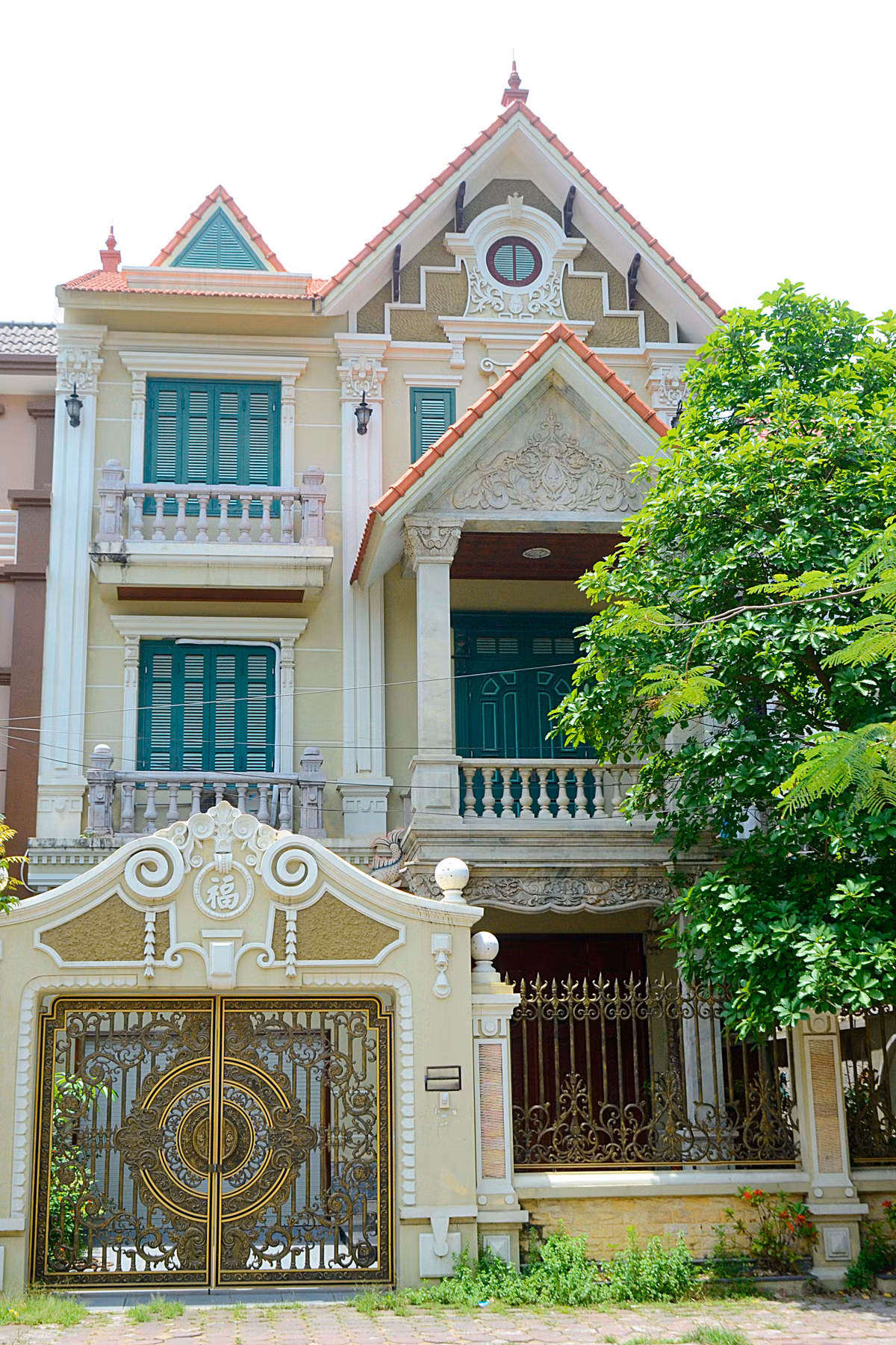 Căn nhà phố hiện đại được thiết kế 3 tầng có bề ngoài đơn sơ giản dị này nằm trong khu đô thị Văn Quán, Hà Đông, Hà Nội.