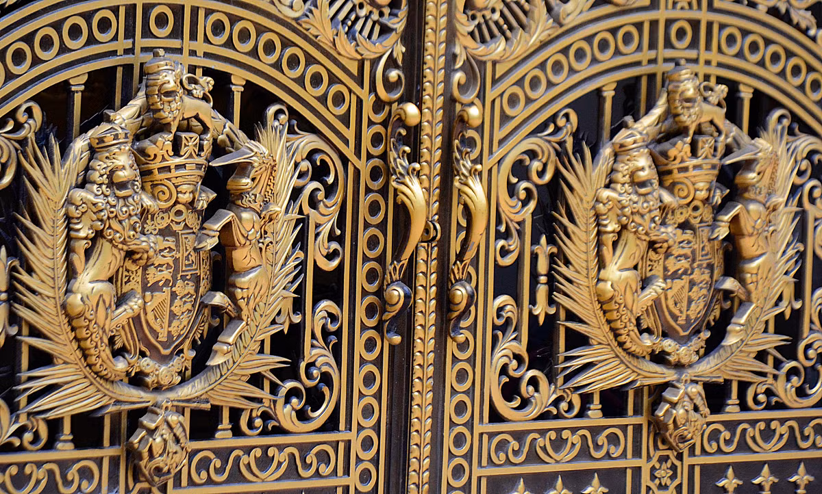 Họa tiết chú sư tử trên cánh cổng thể hiện cho sự dũng mãnh, còn hình chú ngựa lại tượng trưng cho sự thành công. Chúng đều được mạ vàng nổi bật so với màu sắc của các chi tiết xung quanh.