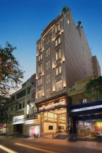 Tiếp đến là Khách sạn The Light có địa chỉ tại 128-130 Hàng Bông, quận Hoàn Kiếm. Theo Vietnmnet, các toà nhà này chưa được nghiệm thu PCCC, chỉ có 1 cầu thang bộ, chưa trang bị phương tiện PCCC, chưa trang bị hệ thống tăng áp, hút khói tầng hầm, hành lang hoặc máy bơm chữa cháy không đảm bảo lưu lượng, cột áp… Ảnh: traveloka.com.