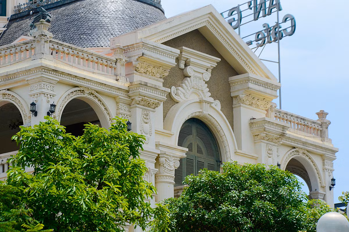 Tòa biệt thự được nâng đỡ bởi hàng chục cột đá "khủng"...