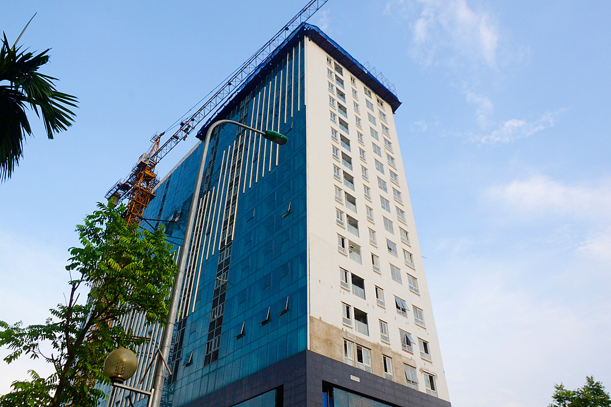 Theo đó, UBND quận Ba Đình, UBND phường Điện Biên đang khẩn trương phối hợp với đơn vị tư vấn lập phương án phá dỡ; hoàn thiện phương án, giải pháp đảm bảo an toàn cho người, công trình lân cận, đảm bảo an toàn cho phần công trình còn lại sau phá dỡ. Sau khi hoàn thiện phương án, giải pháp phá dỡ, UBND quận Ba Đình sẽ tổ chức thực hiện các bước tiếp theo quy định.