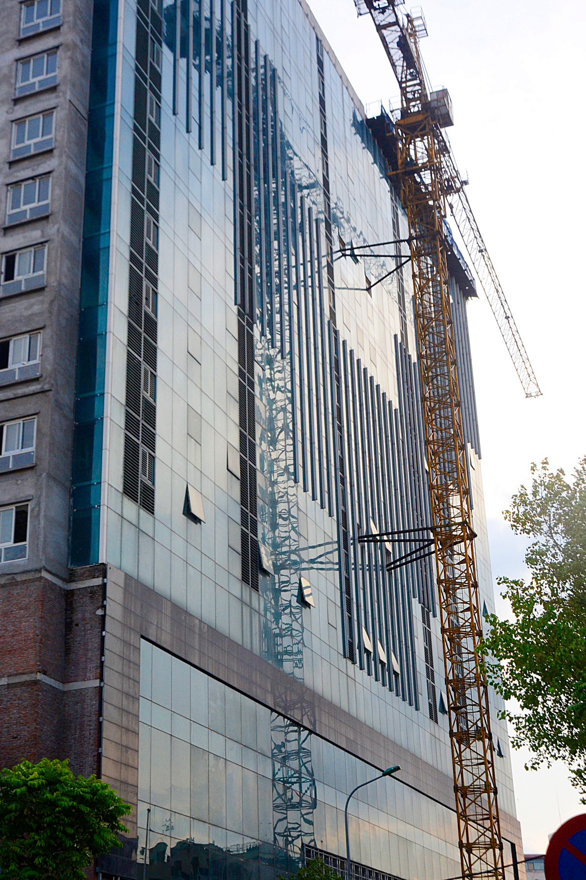 Liên quan tới vấn đề này, tháng 4 vừa qua, Thanh tra Sở Xây dựng Hà Nội cho biết, Sở Xây dựng đang chủ trì phối hợp với các đơn vị chức năng của Bộ Xây dựng, các sở ban ngành, các chuyên gia thuộc Hội Kiến trúc sư Hà Nội để hướng dẫn UBND quận Ba Đình về trình tự, thẩm quyền xử lý vi phạm trật tự xây dựng tại dự án 8B Lê Trực (giai đoạn 2).