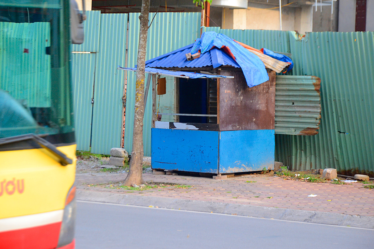 Tháng 11/2015, Hà Nội bắt đầu phá dỡ sai phạm tại công trình 8B Lê Trực; tới tháng 10/2016 cơ quan chức năng mới hoàn thành giai đoạn 1, cắt xong tầng 19 của dự án.