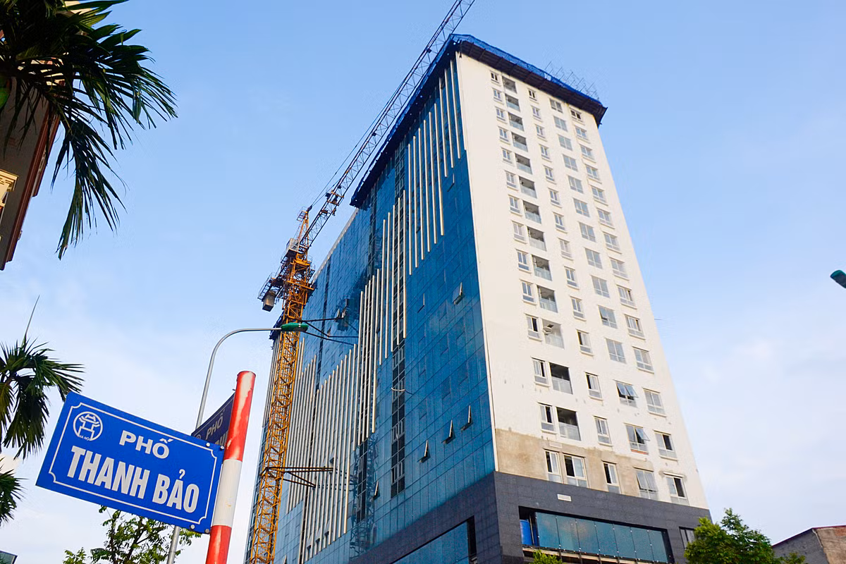 Bên cạnh đó, từ tầng 8 (phía đường Trần Phú kéo dài) phải có khoảng lùi khối cao tầng 3,36 m so với khối đế, song chủ đầu tư đã xây thẳng đến mái.