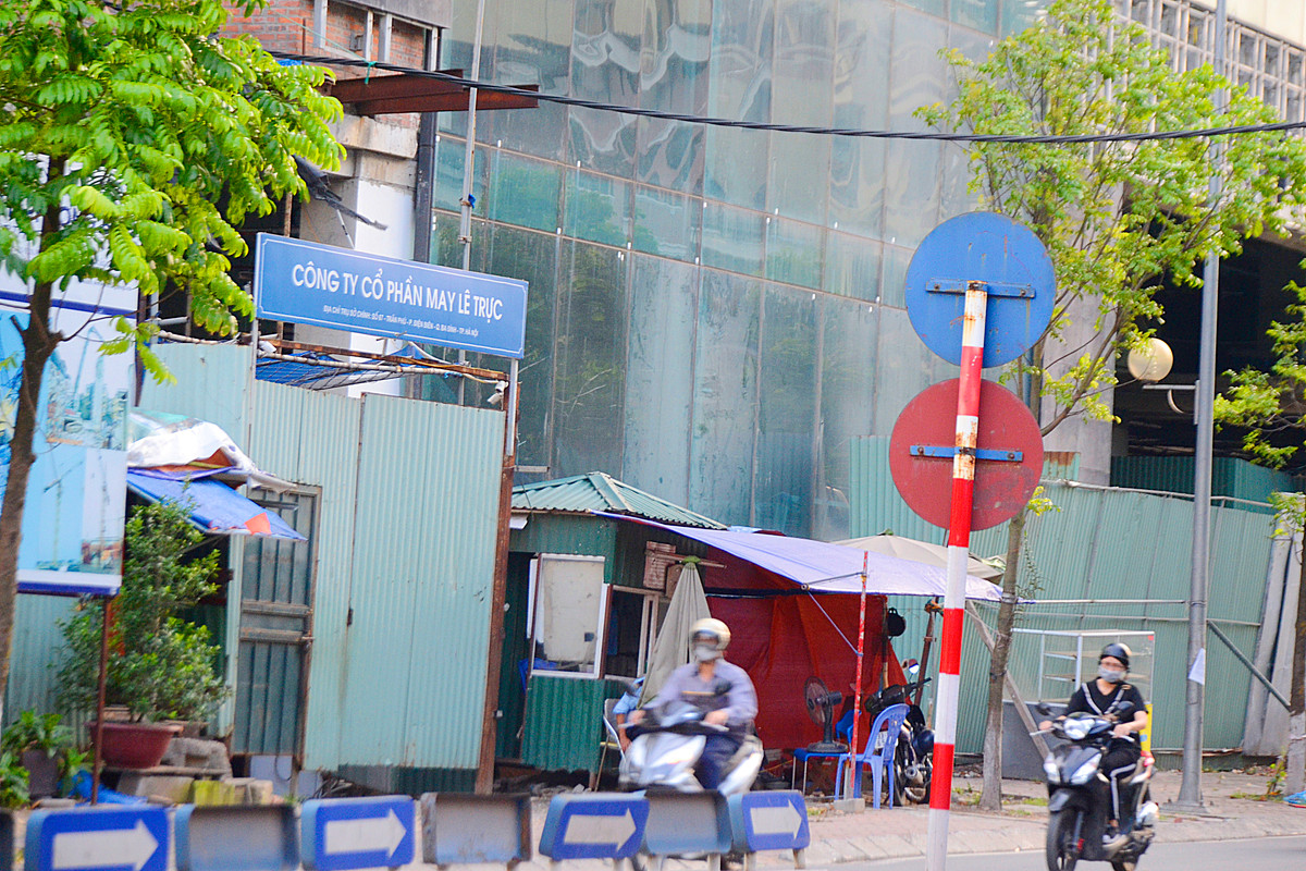 Sau khi phá dỡ xong tầng 19 (giai đoạn 1) sẽ tiếp tục xây dựng phương án phá dỡ giai đoạn 2 (phá dỡ đối với phần khoảng lùi - giật cấp). Tuy nhiên, việc xử lý sai phạm còn lại tại công trình 8B Lê Trực vẫn "án binh bất động" từ tháng 10/2016 tới nay (tháng 5/2018).