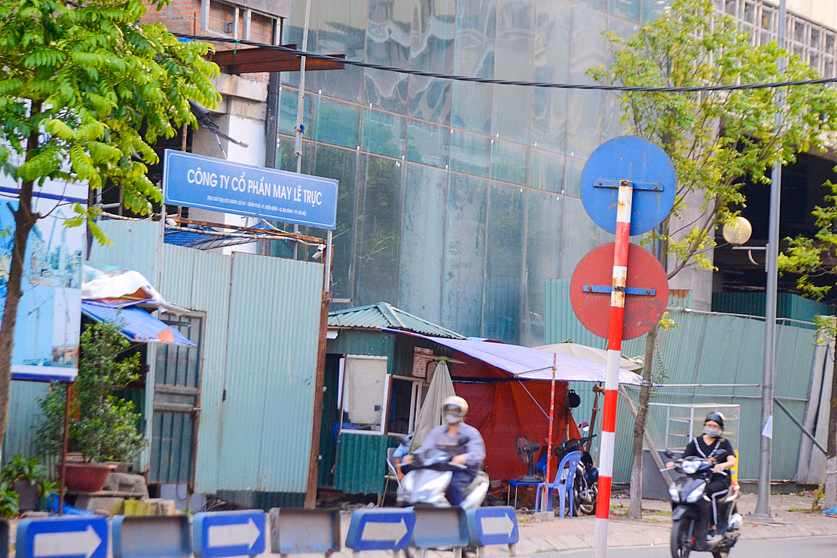 Sau khi phá dỡ xong tầng 19 (giai đoạn 1) sẽ tiếp tục xây dựng phương án phá dỡ giai đoạn 2 (phá dỡ đối với phần khoảng lùi - giật cấp). Tuy nhiên, việc xử lý sai phạm còn lại tại công trình 8B Lê Trực vẫn "án binh bất động" từ tháng 10/2016 tới nay (tháng 5/2018).