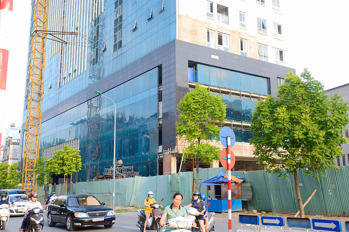 Phần giật cấp đầu hồi phía Đông theo thiết kế từ độ cao 44 m công trình giật cấp vào 15 m và tại độ cao 50 m giật cấp tiếp thêm 5,3 m về phía Tây, nhưng chủ đầu tư không xây dựng giật cấp làm tăng diện tích sàn xây dựng.