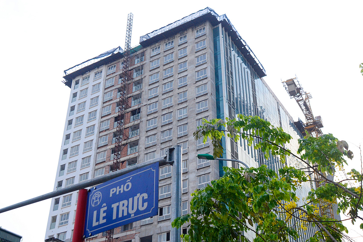 Trước đó, theo kết quả kiểm tra của liên ngành TP Hà Nội, công trình 8B Lê Trực có nhiều sai phạm so với Giấy phép xây dựng đã được cấp như: công trình được cấp phép xây dựng cao 53 m nhưng chủ đầu tư đã tự ý tăng chiều cao các tầng, xây thêm tầng 19, tổng chiều cao hiện tại khoảng 69 m (vượt 16 m, tương đương 5 tầng).