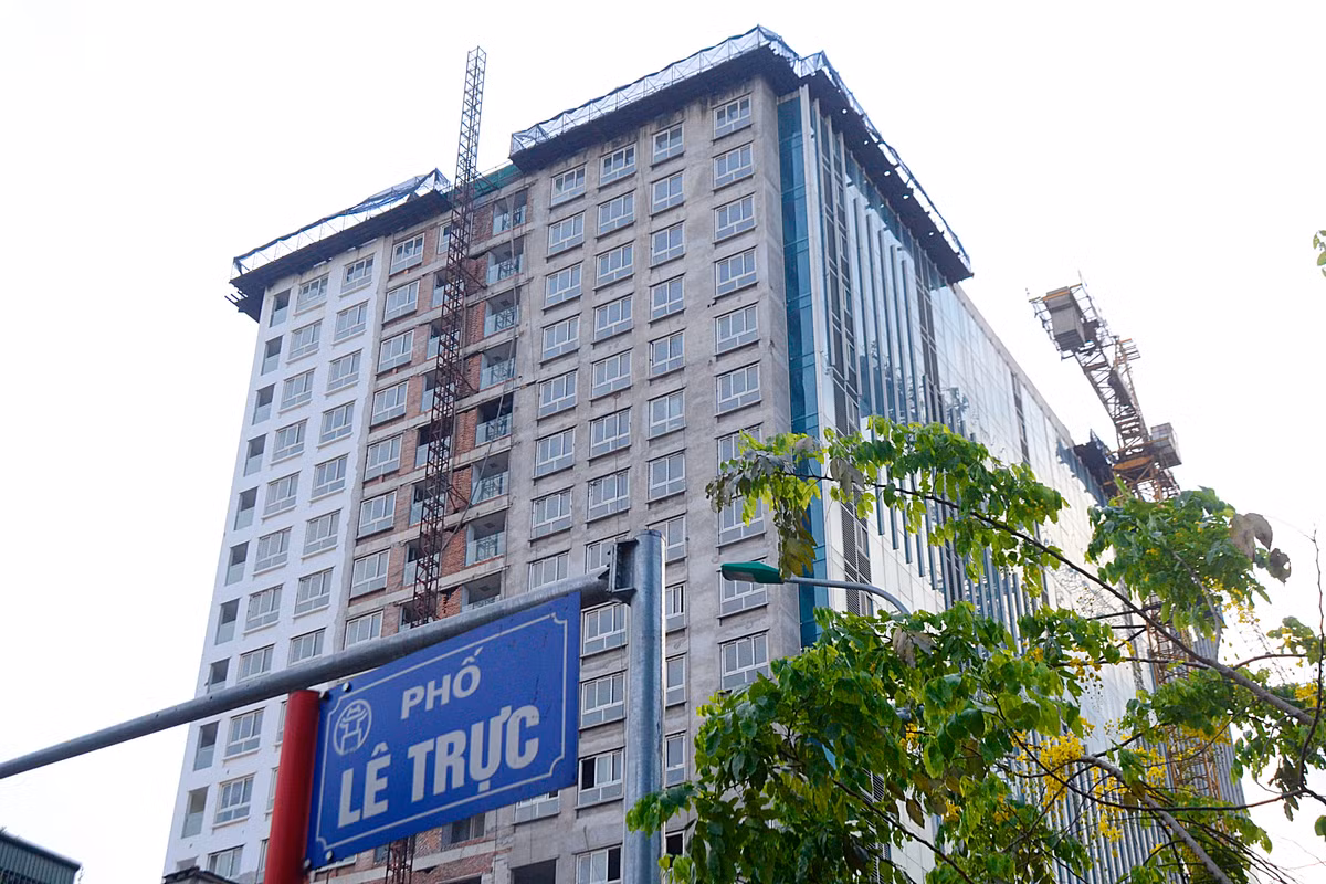 Trước đó, theo kết quả kiểm tra của liên ngành TP Hà Nội, công trình 8B Lê Trực có nhiều sai phạm so với Giấy phép xây dựng đã được cấp như: công trình được cấp phép xây dựng cao 53 m nhưng chủ đầu tư đã tự ý tăng chiều cao các tầng, xây thêm tầng 19, tổng chiều cao hiện tại khoảng 69 m (vượt 16 m, tương đương 5 tầng).