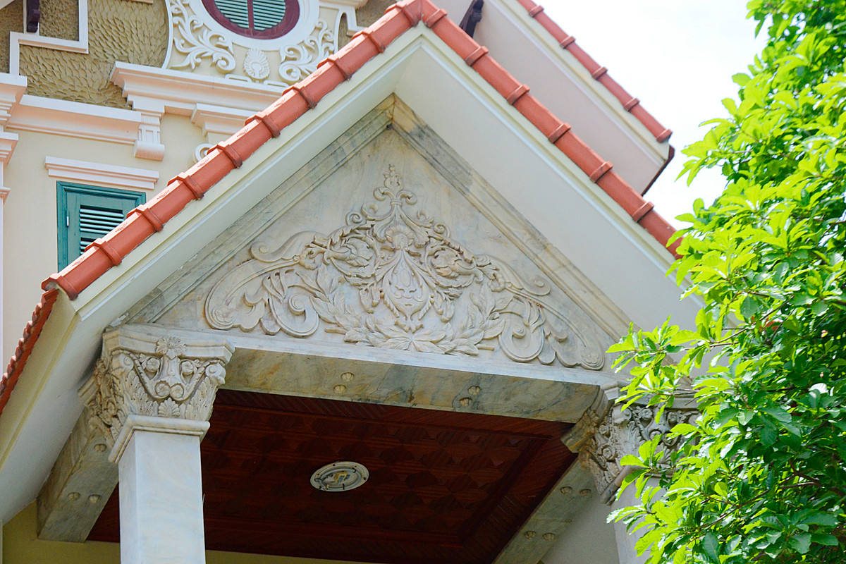 Trong đó, hoa văn khắc đá là điểm nổi bật nhất.