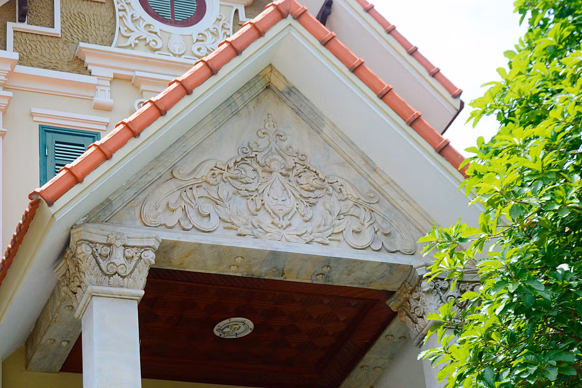 Trong đó, hoa văn khắc đá là điểm nổi bật nhất.