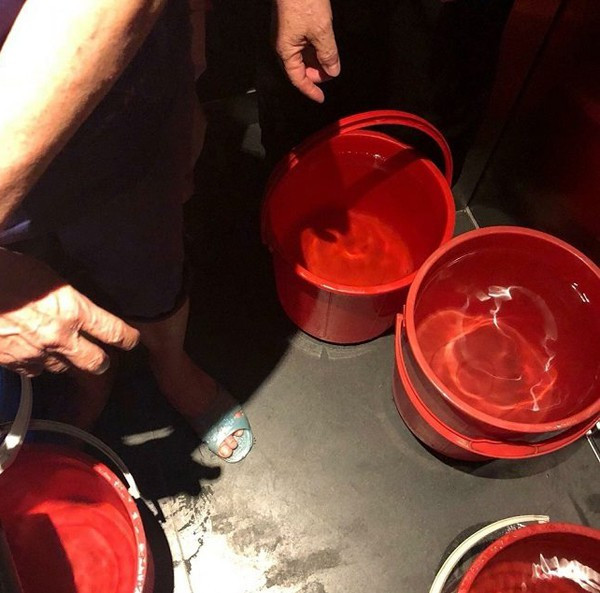 Điều đáng nói ở đây là trước khi bắt đầu cắt nước sạch của khu chung cư Mulberry Lane, Công ty TNHH MTV nước sạch Hà Đông và Ban quản lý tòa nhà không hề có một thông báo nào đến cư dân để mọi người có sự chuẩn bị tích trữ nước trước, khiến người dân rơi vào thế bị động, vô cùng hoang mang và mệt mỏi. Ảnh: Thời Đại.
