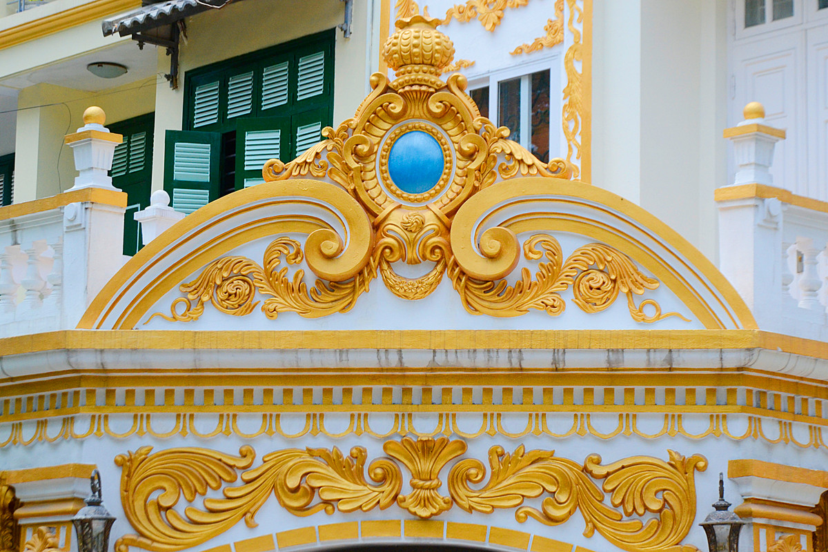 Trên tường cổng và tường ngôi nhà là các họa tiết hoa văn nhẹ nhàng, tỉ mỉ.