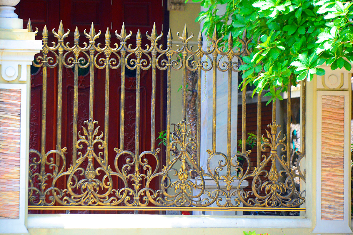 Nhiều họa tiết cầu kỳ, đẹp mắt được chọn để gia công lên bộ hàng rào.
