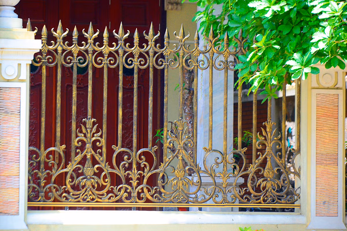 Nhiều họa tiết cầu kỳ, đẹp mắt được chọn để gia công lên bộ hàng rào.