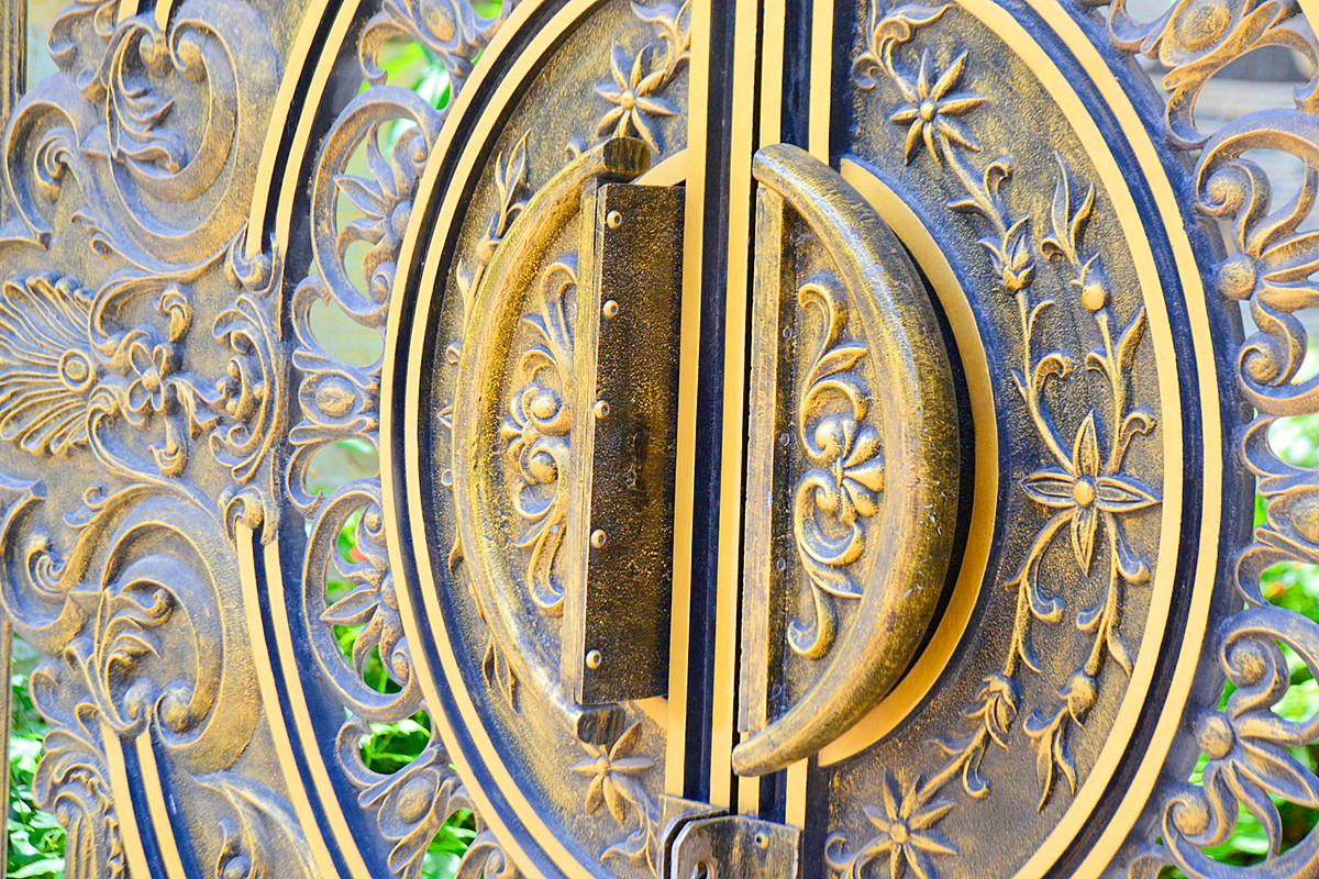 Cổng đúc đồng với màu sắc hoài cổ, mang lại nét đẹp sang trọng cho ngôi nhà.