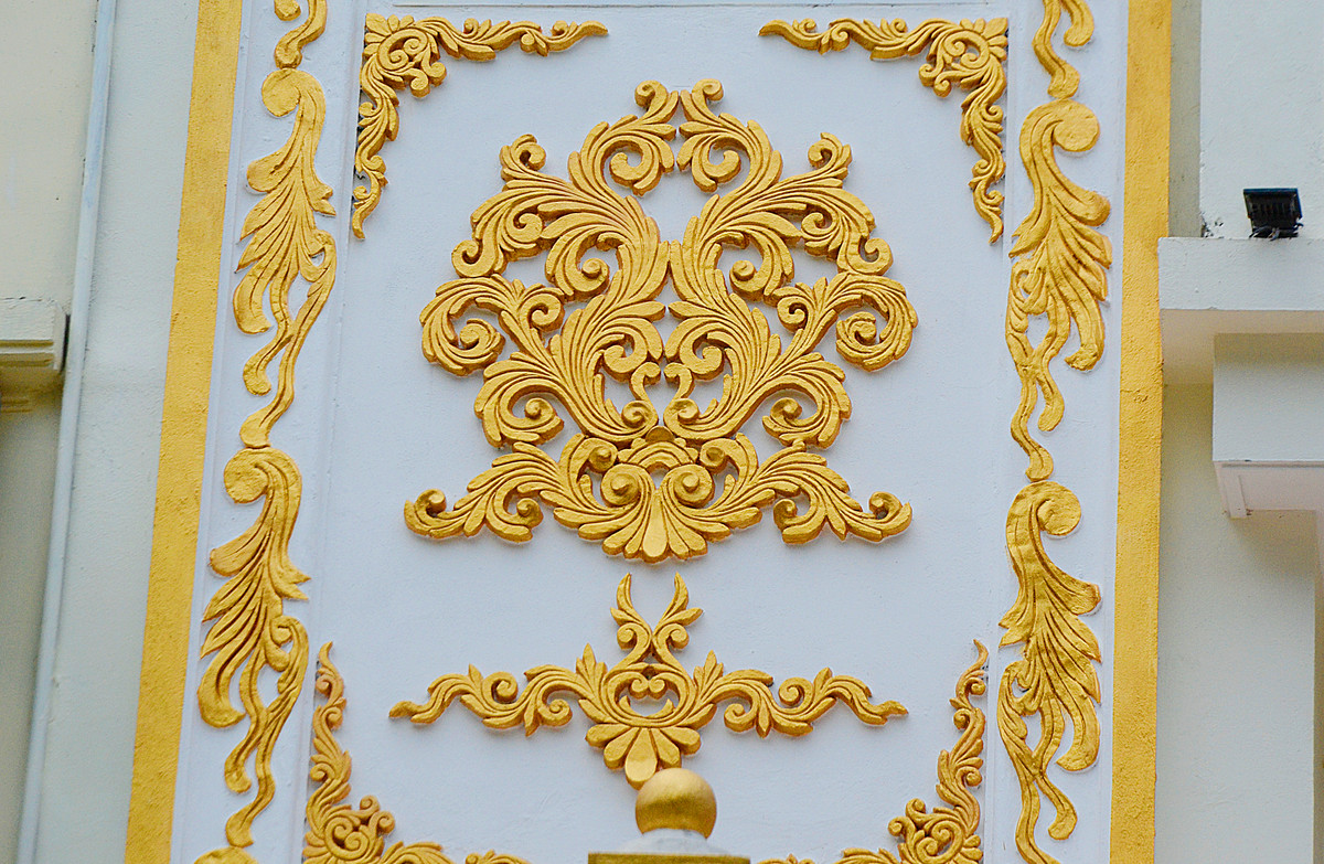 Họa tiết hoa văn trên tường uốn lượn độc đáo, mềm mại.