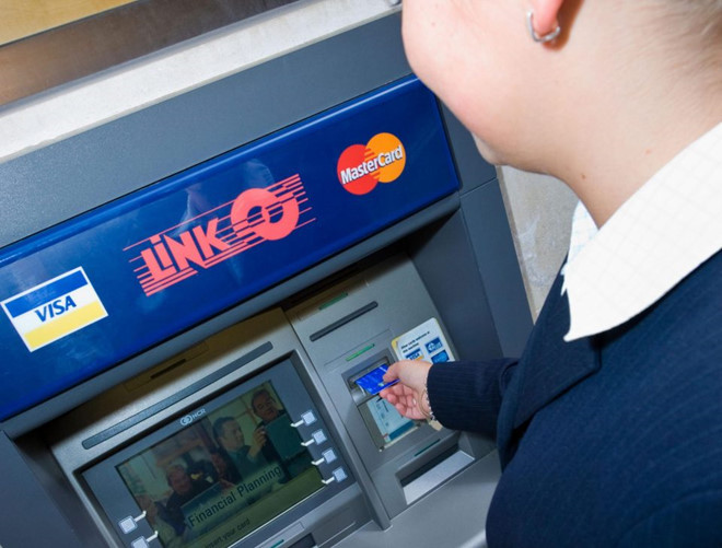 Hệ thống LINK cho phép các ngân hàng Anh giảm thiểu chi phí vận hành ATM riêng lẻ. Ảnh: The Sun.