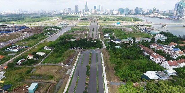 Mặt khác, theo thông tin trên theo báo NTD, liên quan đến hợp đồng xây dựng 4 tuyến đường nội đô của Khu đô thị mới Thủ Thiêm, ngày 7/5/2018, ông Nguyễn Hoàng Tuệ, Phó Tổng Giám đốc Công ty Đại Quang Minh xác nhận, hơn 12.000 tỷ đồng là tổng mức đầu tư theo hợp đồng, còn giá xây dựng 4 tuyến đường này thực tế chỉ hơn 8.000 tỷ đồng. Ảnh: Website Công ty cổ phần Đầu tư Địa ốc Đại Quang Minh