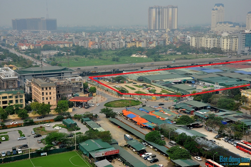 Tại Hà Nội, Handico được UBND TP. Hà Nội cho phép sử dụng tạm mặt bằng các ô đất để làm kho xưởng và được đồng ý cho xây dựng các công trình nhà tạm (nhà khung thép, mái tôn, kết cấu đơn giản không kiên cố, dễ tháo dỡ) để khai thác tạo nguồn thu bù đắp chi phí đầu tư xây dựng.... Ảnh: Reatimes.