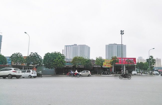 ...Thế nhưng, lợi dụng sự quản lý lỏng lẻo của cơ quan chức năng, Handico đã “biến” hàng ngàn mét vuông đất vàng dự án trên địa bàn các quận Nam Từ Liêm và Cầu Giấy thành nhà hàng, quán ăn, gara ô tô... cho thuê. Điều này này đã giúp doanh nghiệp thu về một "khoản lớn", trong khi đó tiền thuế của nhà nước lại bị thất thoát. Ảnh: vietnamfinance.vn.