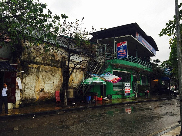 Theo đó, Thanh tra kiến nghị UBND Hà Nội yêu cầu chấm dứt các hợp đồng cho cá nhân tổ chức thuê nhà đất trong khuôn viên Hãng phim truyện Việt Nam để kinh doanh trái quy định. Quá thời hạn ba tháng, nếu Hãng phim truyện Việt Nam không xử lý dứt điểm được nội dung trên, Thanh tra đề nghị xem xét, quyết định thu hồi diện tích đất vi phạm Luật đất đai theo quy định. Ảnh: ANTT.