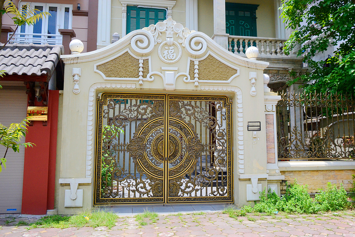 Được thiết kế theo phong cách nhà phố hiện đại, mặt đứng của ngôi biệt thự cũng có nhiều điểm thú vị với sự kết hợp vật liệu bê tông và đá với nhau.