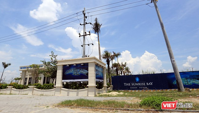 Dự án Khu đô thị quốc tế Đa Phước giai đoạn 1 trên diện tích 181ha (dưới chân cầu Thuận Phước, phường Thuận Phước, quận Hải Châu) mang tên The Sunrise Bay đang trở nên yên ắng sau thời gian thi công và mở bán rầm rộ. Ảnh: VietTimes.