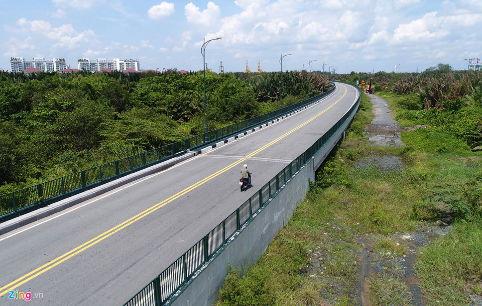 Đường vùng châu thổ R4 dài 2,5 km, mặt cắt ngang 11,6 m kết nối các khu đất phát triển trong vùng ngập nước phía nam khu đô thị. Tuyến đường này nối từ Đại lộ vòng cung chạy vòng qua khu đô thị Sala tới Đại lộ Mai Chí Thọ. Đoạn đường 2 làn xe này chủ yếu được xây dựng trên khu vực ngập nước, lau sậy ở phía nam Thủ Thiêm. Ảnh: Zing.