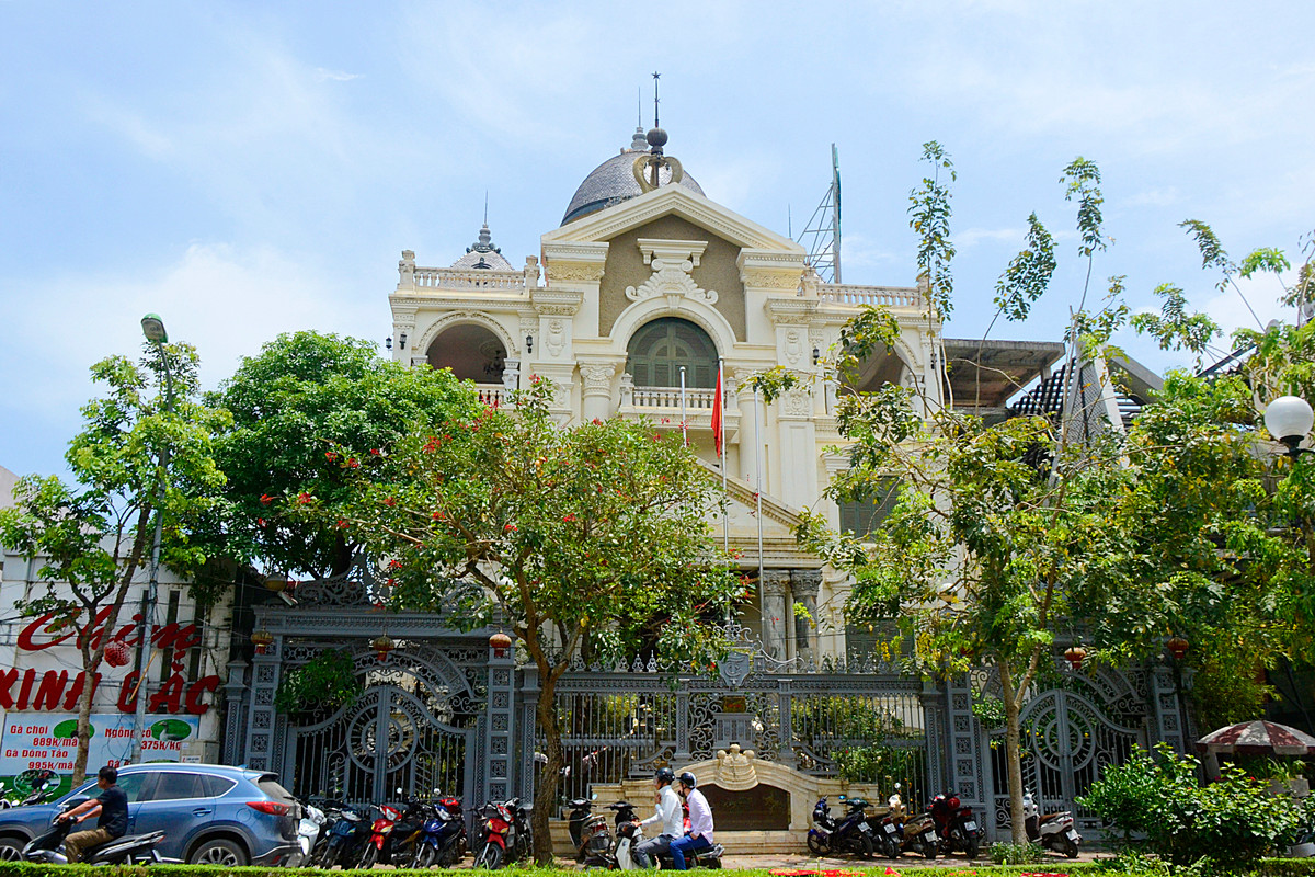 Tòa lâu đài "khủng" được xây dựng theo phong cách điển Châu Âu và là một trong những lâu đài đầu tiên ở Hà Nội thể hiện sự bề thế, vương giả.