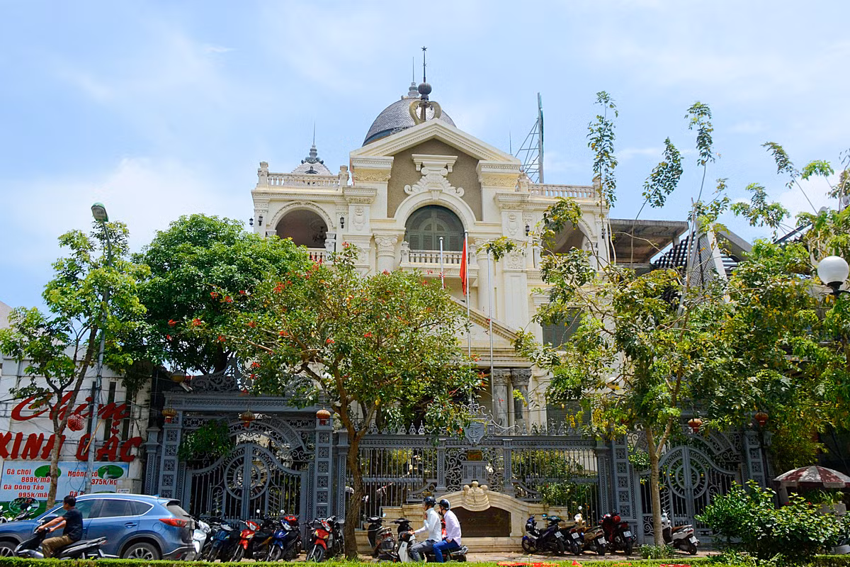 Tòa lâu đài "khủng" được xây dựng theo phong cách điển Châu Âu và là một trong những lâu đài đầu tiên ở Hà Nội thể hiện sự bề thế, vương giả.